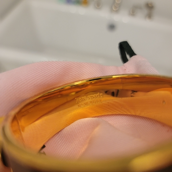 Kate Spade hinge clasp closure - Picture 3 of 6